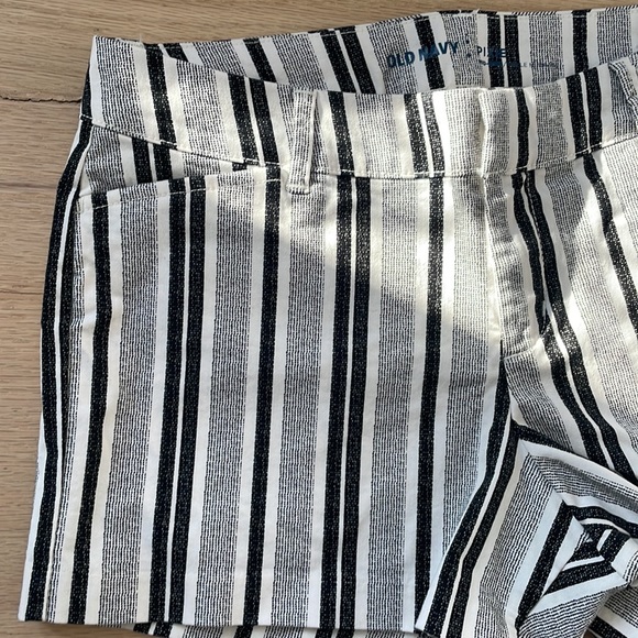 New old navy mid rise pixie shorts. Never worn - Picture 2 of 7